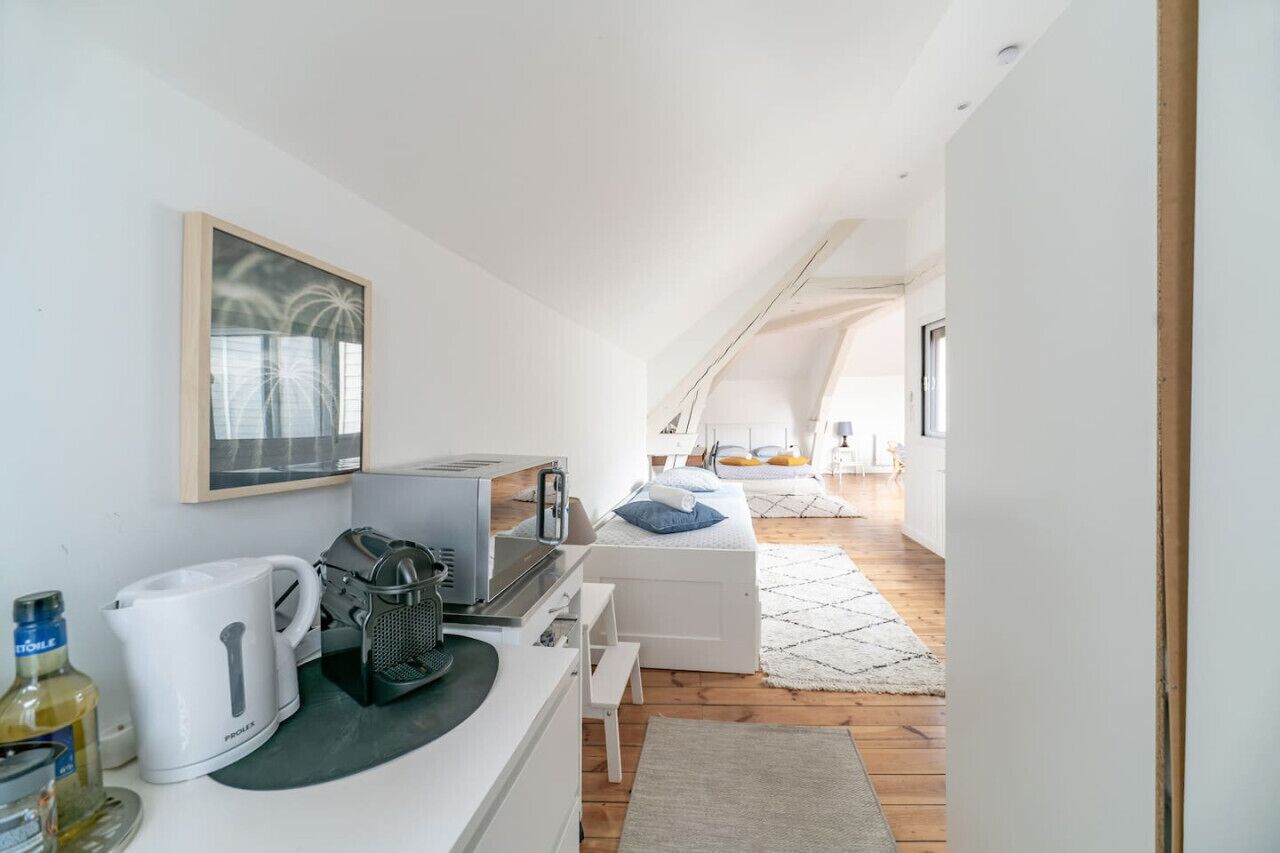 1 chambre, bureau, fer et planche à repasser, lit parapluie