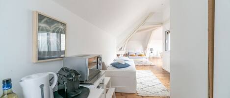 1 chambre, bureau, fer et planche Ă repasser, lit parapluie