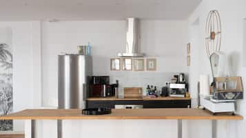 Een koelkast, een microgolfoven, een oven, een kookplaat