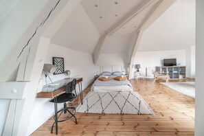 1 soverom, skrivebord, strykejern/-brett og reiseseng for barn