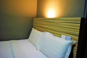 Escritorio, cortinas blackout y tabla de planchar con plancha 