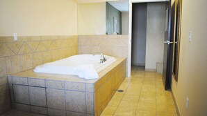 Un baño con bañera, ducha e inodoro.