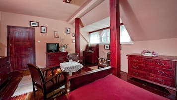 Twin Room | Individually decorated, individually furnished, desk, laptop workspace