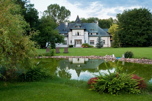 Vista frontal de la propiedad