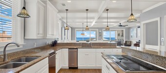 Casa con clase y moderna con vista al mar y piscina!