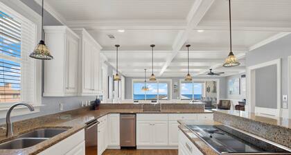 Tyylikäs ja moderni koti, jossa on merinäköala ja uima-allas!