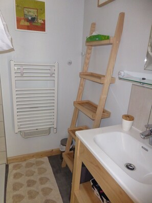Combined shower/bathtub, hair dryer, towels, soap