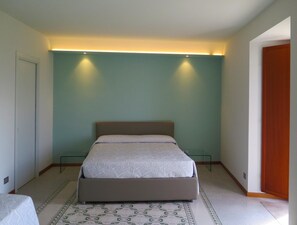 Habitación triple, con acceso para personas discapacitadas | Decoración personalizada, muebles diferentes y escritorio 