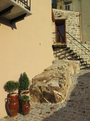 Exterior detail - Porta Baciamano (Geraci Siculo)