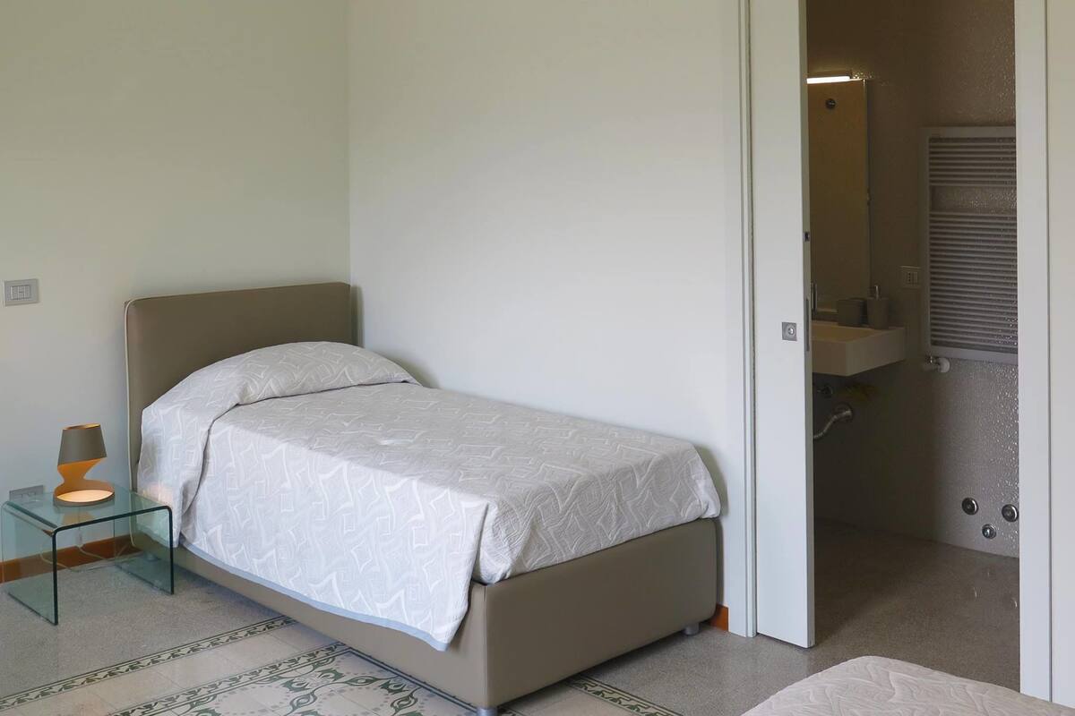 بديكورات فريدة لكل غرفة وطراز فريد لكل وحدة ومكتب وتجهيزات عازلة للصوت