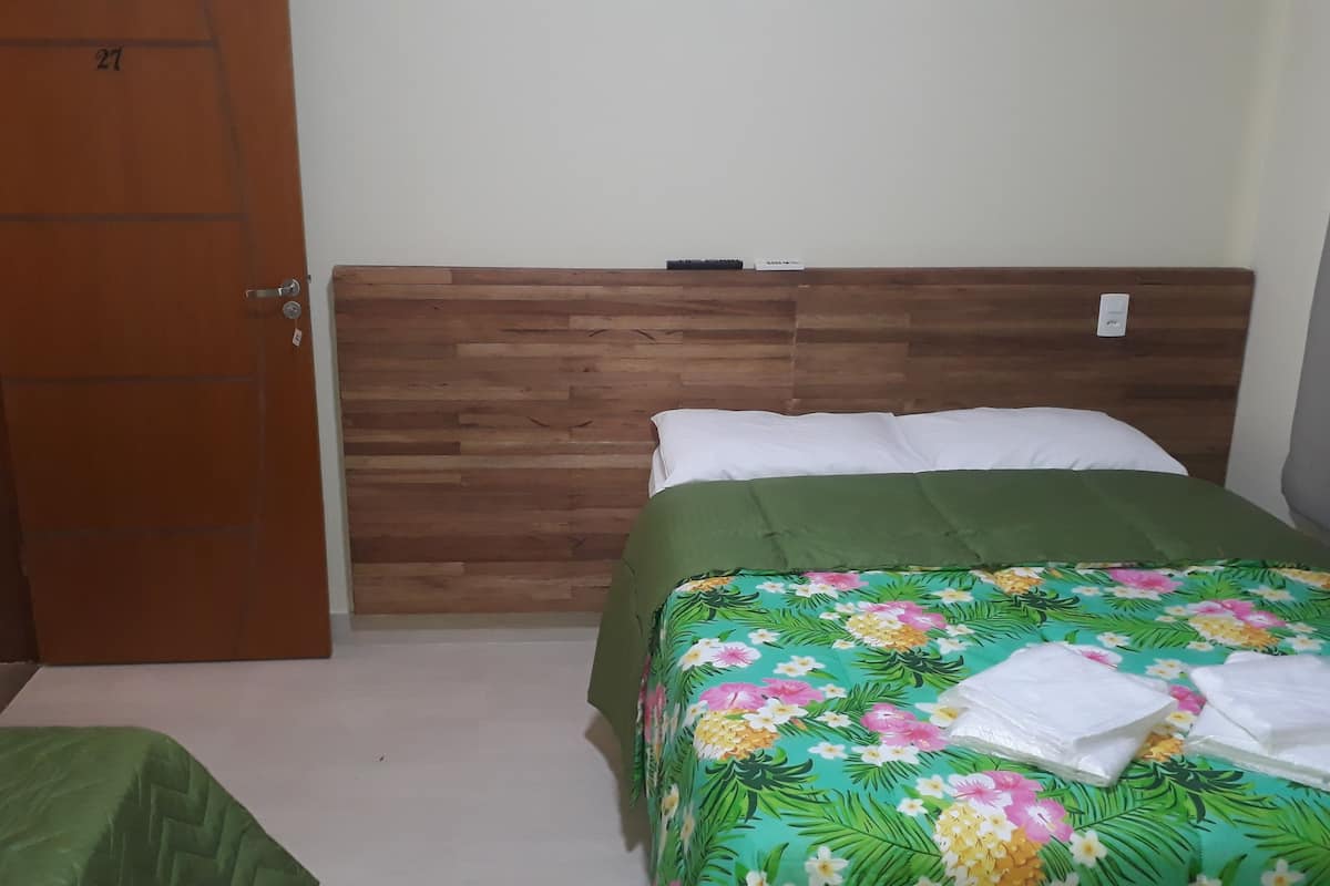 Habitación triple | Minibar, wifi gratis, ropa de cama y acceso para silla de ruedas