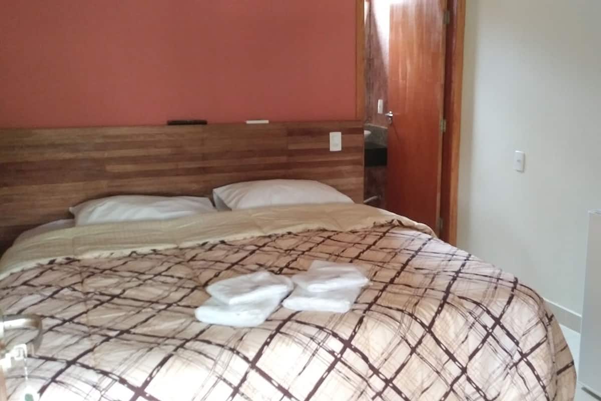 Habitación doble | Minibar, wifi gratis, ropa de cama y acceso para silla de ruedas