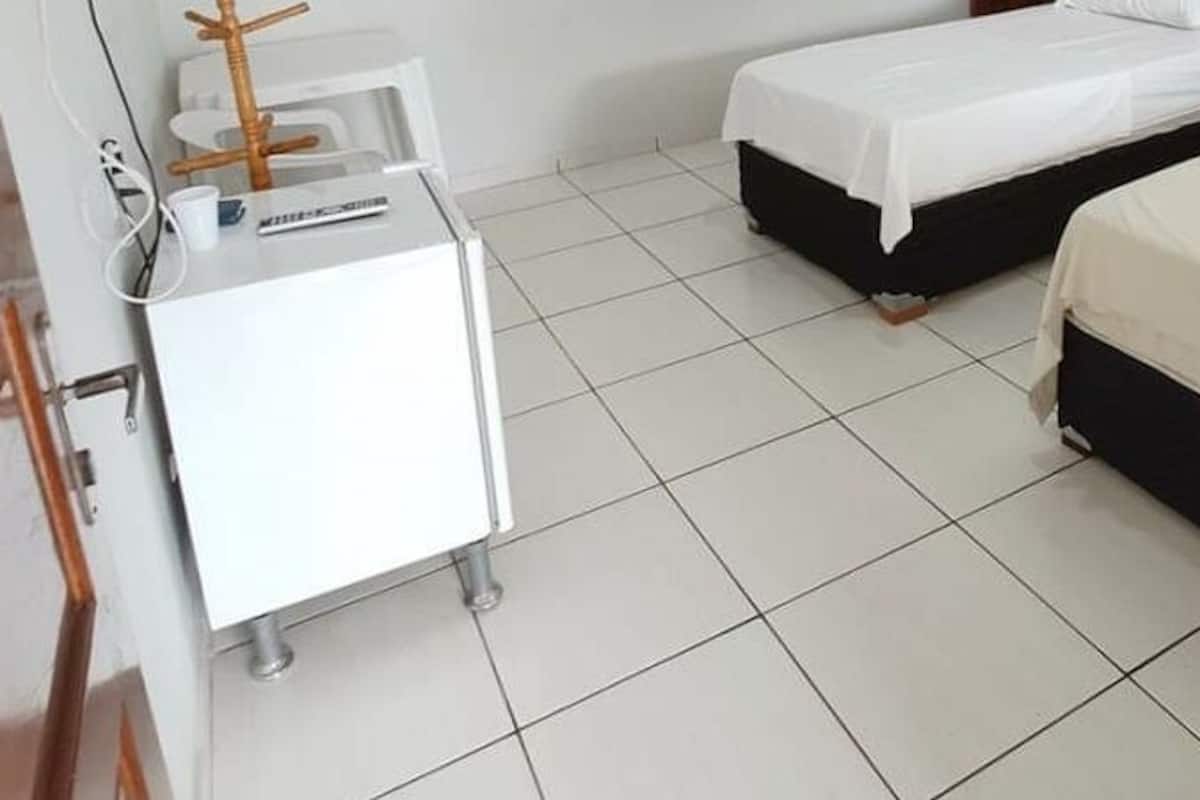 Driepersoonskamer | Een minibar, gratis wifi, beddengoed