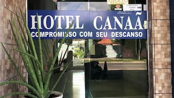 Mặt tiền nơi lưu trú - ban đêm