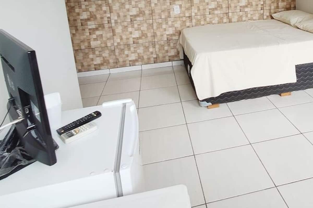 Een minibar, gratis wifi, beddengoed