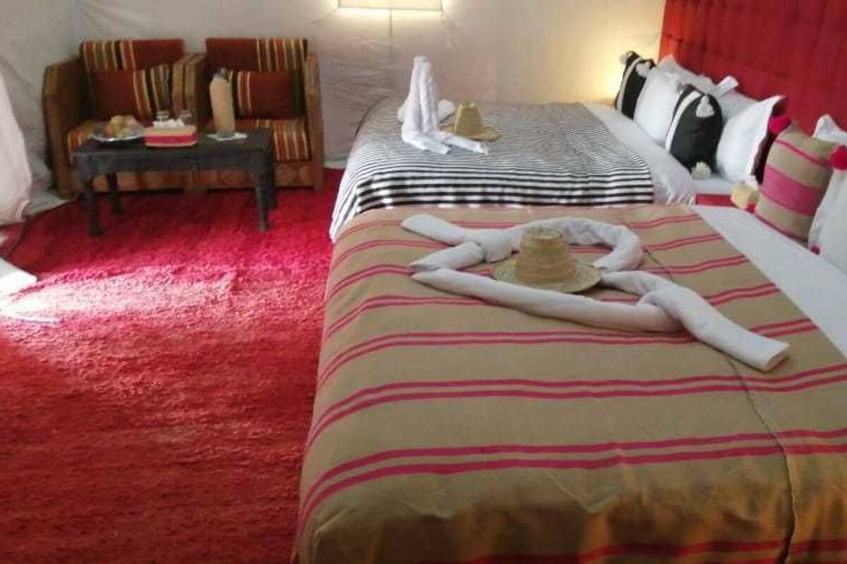 Tienda Deluxe | Escritorio, camas supletorias, ropa de cama