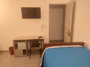 Meja kerja, ruang kerja ramah laptop, dan setrika/meja setrika