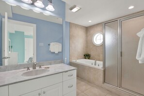 Combined shower/tub, towels