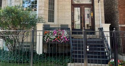 The Wrigleyville Garden- 200 Steps to Wrigley - Super Clean!