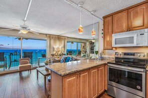 ثلاجة، ميكروويف، فرن، موقد طهي مسطح