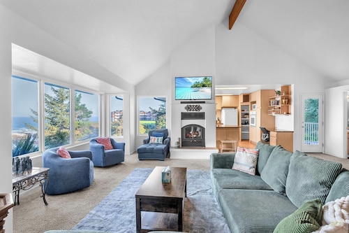 Experience Depoe Bay, Large Oceanfront Home, Deck and Pet Friendly