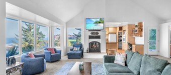 Experience Depoe Bay, Large Oceanfront Home, Deck and Pet Friendly