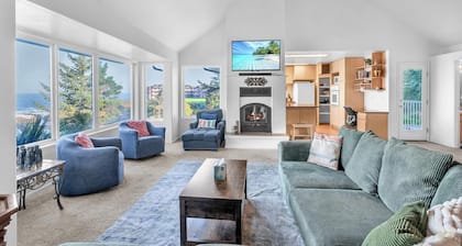 Experience Depoe Bay, Large Oceanfront Home, Deck and Pet Friendly