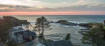 Experience Depoe Bay, Large Oceanfront Home, Deck and Pet Friendly