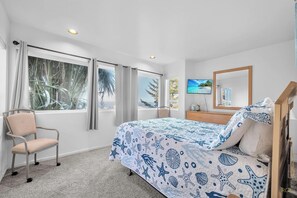 5 bedrooms, iron/ironing board, free WiFi, bed sheets - Experience Depoe Bay, Large Oceanfront Home, Deck and Pet Friendly (Depoe Bay)