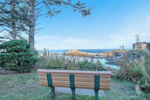 Experience Depoe Bay, Large Oceanfront Home, Deck and Pet Friendly