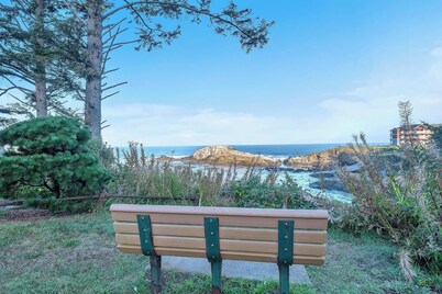 Experience Depoe Bay, Large Oceanfront Home, Deck and Pet Friendly