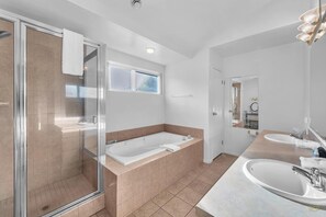 Combined shower/tub, hair dryer, towels - Oceanfront Retreat with Hot Tub (Depoe Bay)
