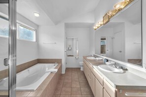 Combined shower/bathtub, hair dryer, towels