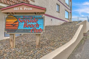 Property grounds - Enjoy the Prom from this beautiful oceanfront condo in the heart of Seaside! (Seaside)