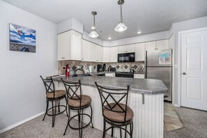 Refrigerador, microondas, horno y parrilla de estufa 