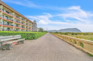 Property grounds - Enjoy the Prom from this beautiful oceanfront condo in the heart of Seaside! (Seaside)