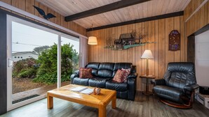 Un salon moderne avec un canapé en cuir, une table basse en bois et un fauteuil inclinable en cuir.