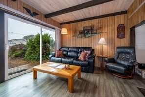 TV, fireplace, DVD player, books - Escape to the beach-Cozy beach home with deck, water views and easy beach access (Gleneden Beach)