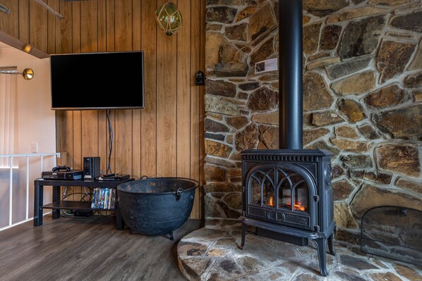 Interior - Escape to the beach-Cozy beach home with deck, water views and easy beach access (Gleneden Beach)