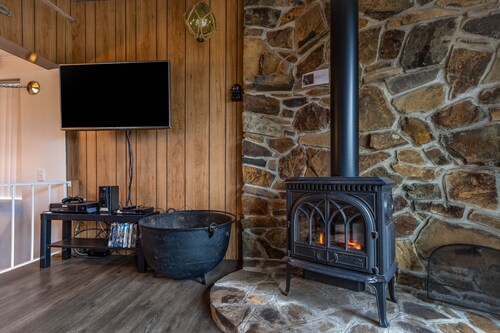 Escape to the beach-Cozy beach home with deck, water views and easy beach access