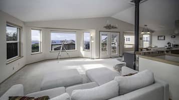 TV, caminetto, lettore DVD