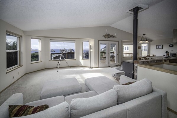 تلفزيون، مدفأة، مشغل دي في دي