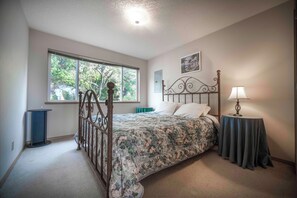 3 bedrooms, free WiFi, bed sheets - Perched high above the waves with breathtaking views, and beach access close by (Oceanside)