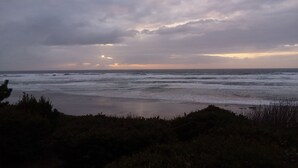 A beach with waves and a cloudy sky. - Oceanfront Cottage with Deck and Ocean Views, Dogs Ok, Perfect Couples Retreat (Seal Rock)