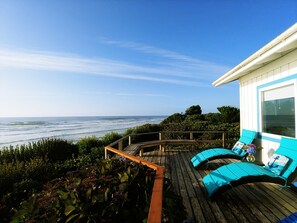 Terrace/patio - Oceanfront Cottage with Deck and Ocean Views, Dogs Ok, Perfect Couples Retreat (Seal Rock)
