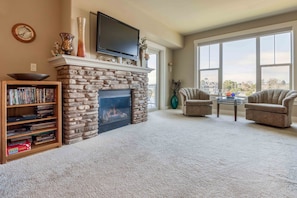 Smart TV, fireplace, DVD player - Riverfront Condo, Great Views on the Balcony, Close to Seaside Attractions (Seaside)