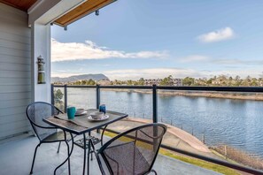 Outdoor dining - Riverfront Condo, Great Views on the Balcony, Close to Seaside Attractions (Seaside)