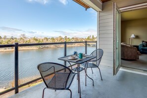 Outdoor dining - Riverfront Condo, Great Views on the Balcony, Close to Seaside Attractions (Seaside)