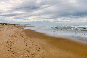På stranden