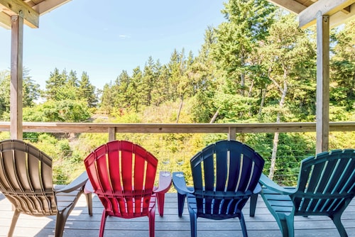 Secluded home in Oceanside with beautiful interiors 5 blocks from the beach!